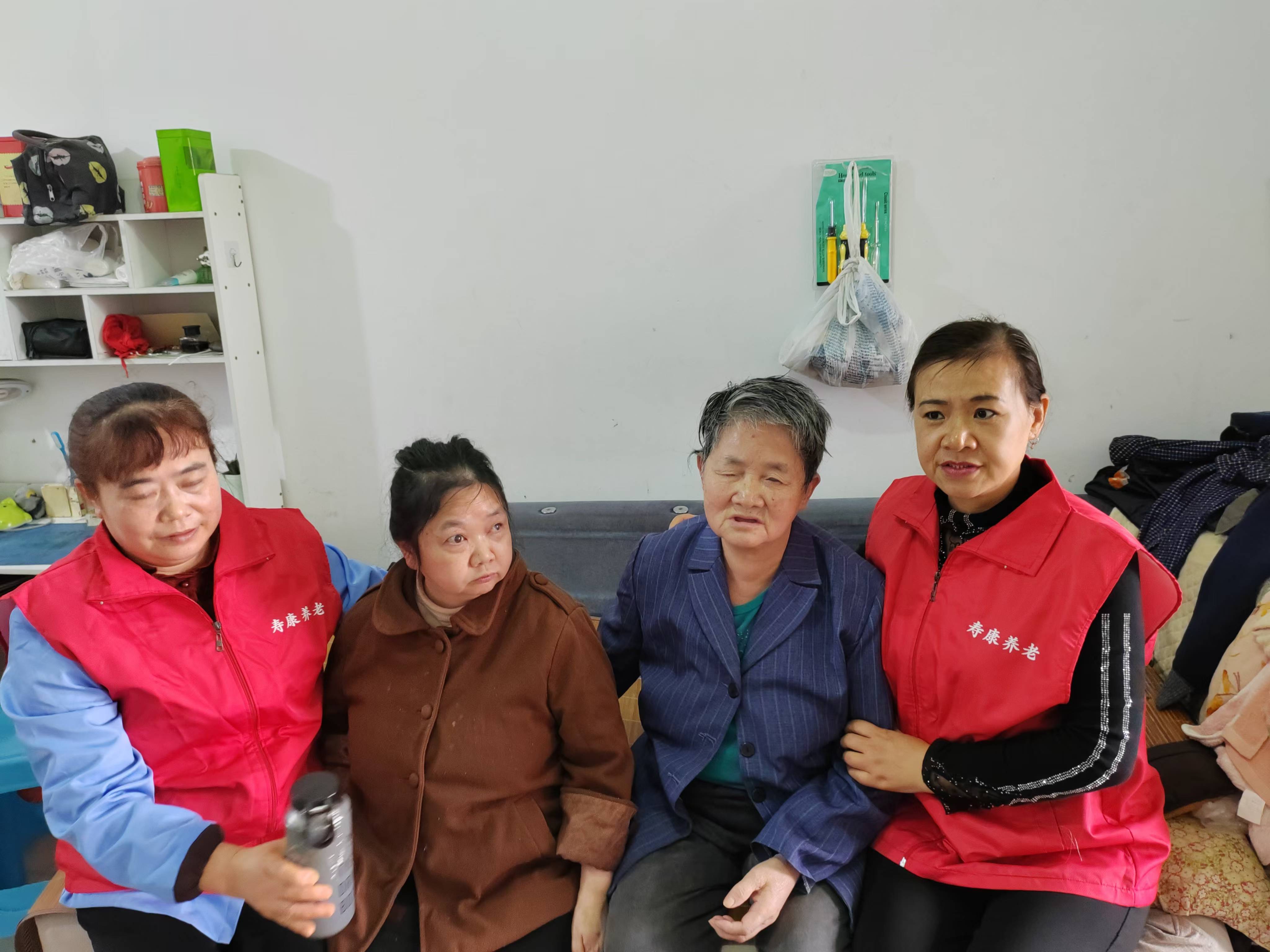 关爱失明老人，，转达温暖实力